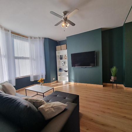 Anfield Luxe Retreat - Stylish Stay With Parking - Steps From Stadium - Short Drive To City Centre Ливърпул Екстериор снимка