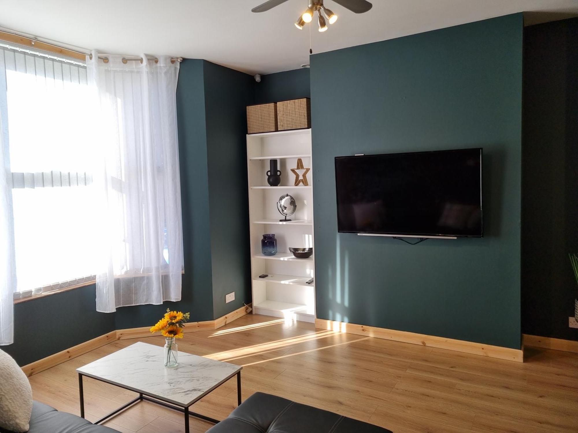 Anfield Luxe Retreat - Stylish Stay With Parking - Steps From Stadium - Short Drive To City Centre Ливърпул Екстериор снимка