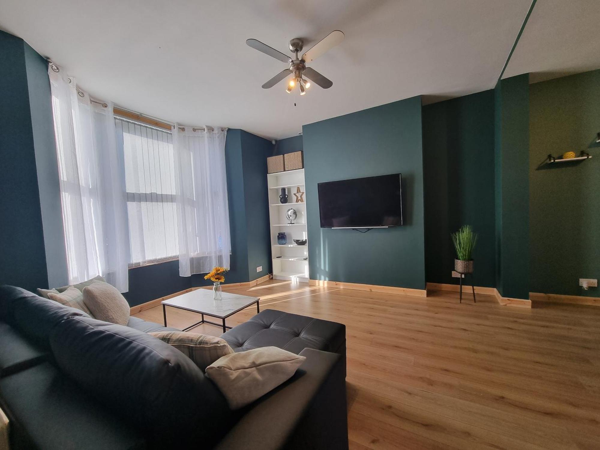 Anfield Luxe Retreat - Stylish Stay With Parking - Steps From Stadium - Short Drive To City Centre Ливърпул Екстериор снимка