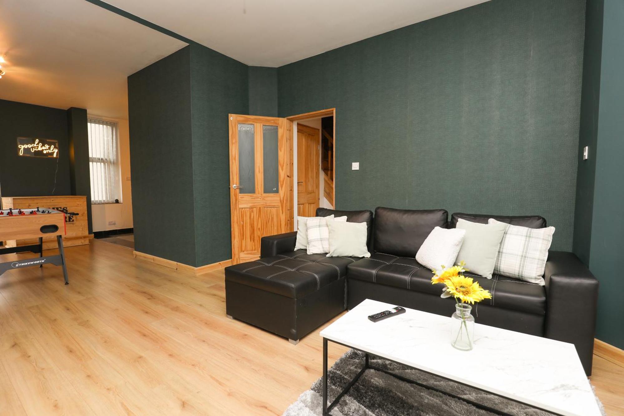 Anfield Luxe Retreat - Stylish Stay With Parking - Steps From Stadium - Short Drive To City Centre Ливърпул Екстериор снимка